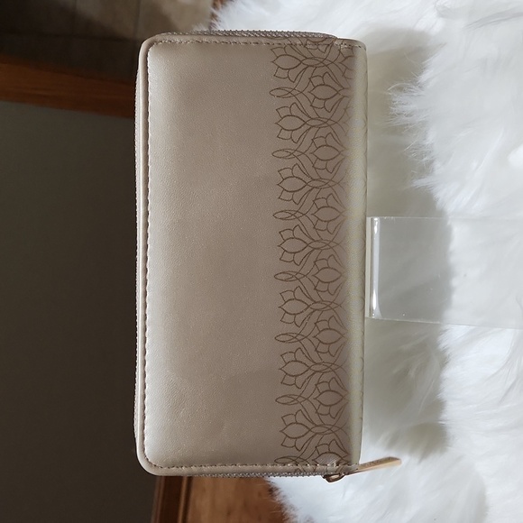 WALLET- "GOOD AS GOLD" PEARL SHIMMER COLOR WALLET -NWT - Picture 2 of 3